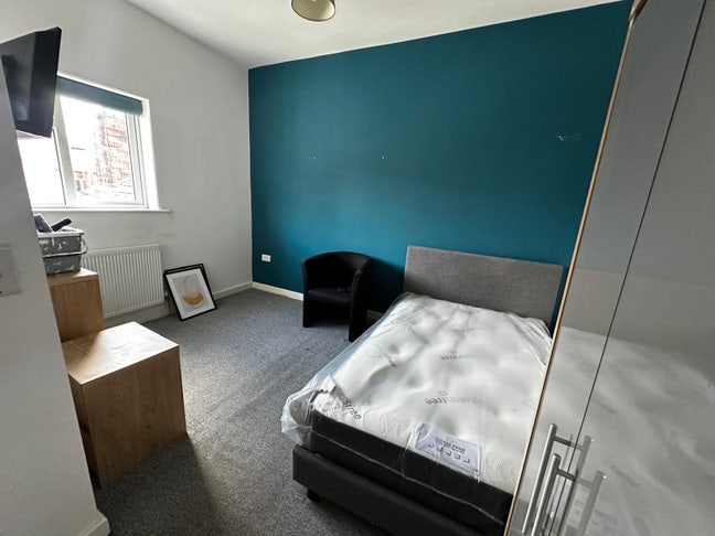 Upstairs Double Ensuite Room  Main Photo