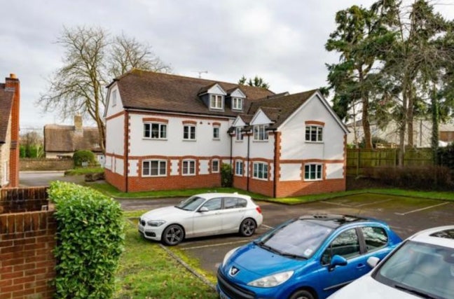 Clean and spacious 2-bedroom Flat Main Photo