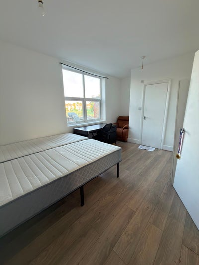     Spacious Double Room in 2BHK – Private Toilet Main Photo