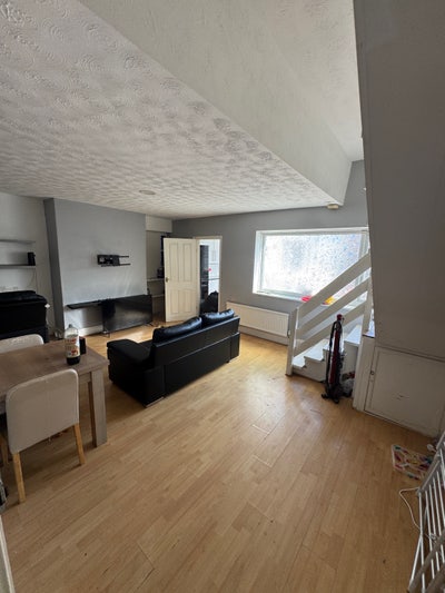 3 Rooms Available Milfield SR4 Bills Included  Main Photo