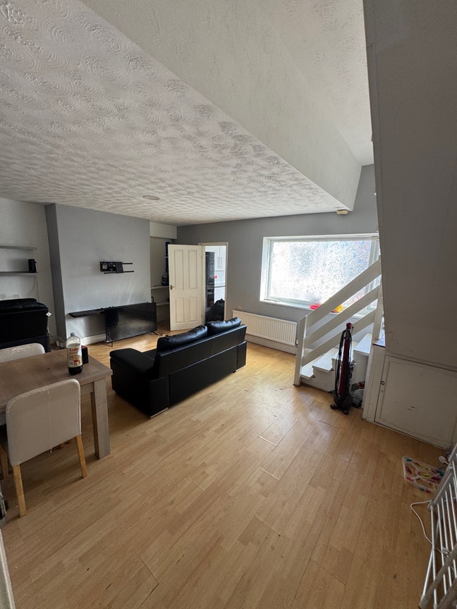 3 Rooms Available Milfield SR4 Bills Included  Main Photo