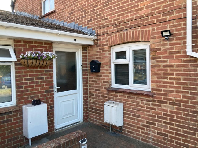 Quiet & Secure Self Contained 1 Bed Flat + Parking Main Photo