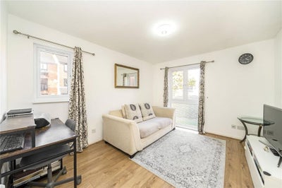 1 Bed Flat, Gables Close, SE12 Main Photo