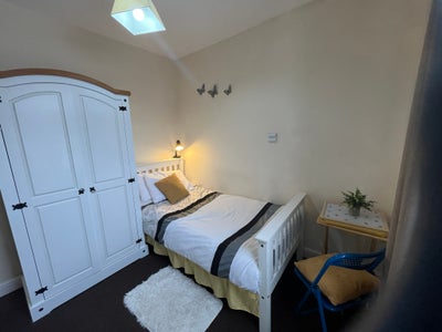 Bright Cosy Room in a Quiet Professional House Main Photo