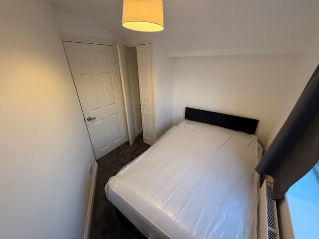 Single Room Available – Roehampton High Street Main Photo