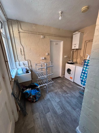 2 Rooms available.  Main Photo