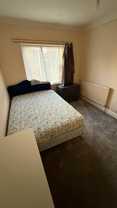 Double bedroom available immediately UB8 3QT Main Photo