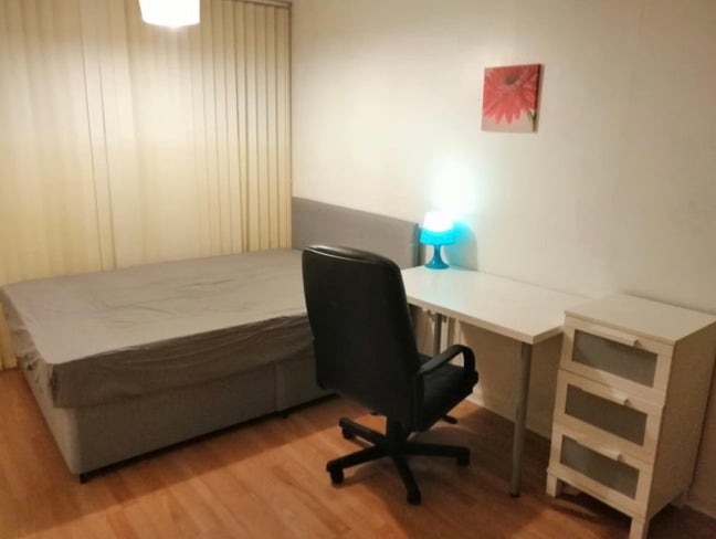 Room  to let in Glasgow westend Main Photo