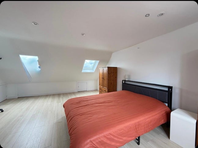  Newly refurbished loft room to let Main Photo
