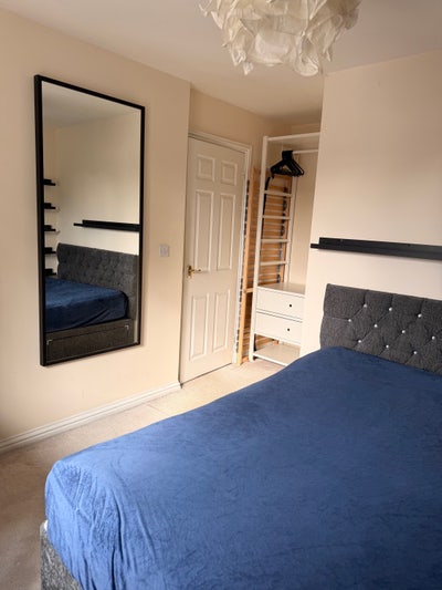 Double bed in 3 bedroom flat Main Photo