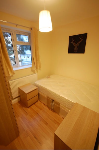 1 double-bed room in Southfield flat share  Main Photo