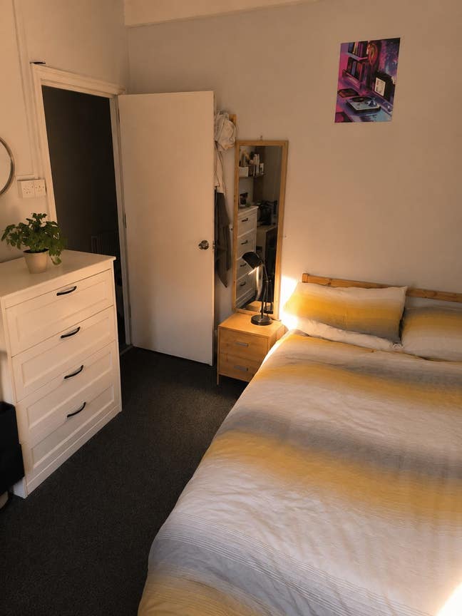 Spacious Double Bedroom - Forest Gate E7 Main Photo