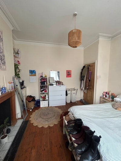 Large double room available in Clapham South Main Photo