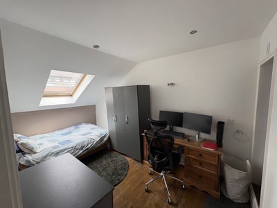 Two Rooms, Old Trafford,  Top Floor Apartment  Main Photo
