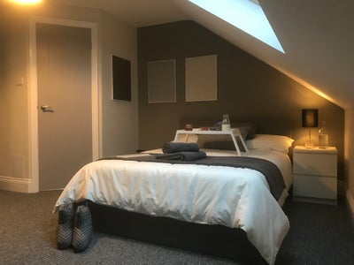 Double En Suite Attic Room Near City Centre Main Photo