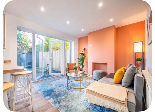 Beautiful Big Room w Own Fridge & Sink Parking Main Photo