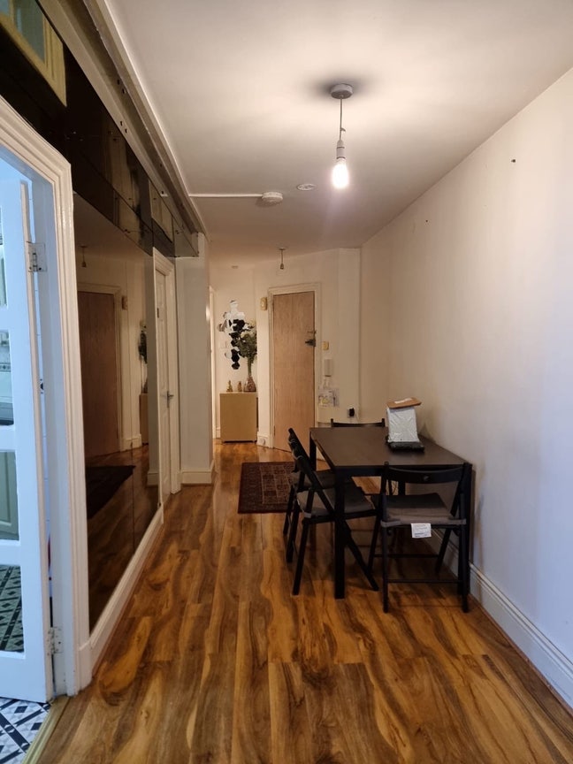 Room Available Near Hyde Park Main Photo