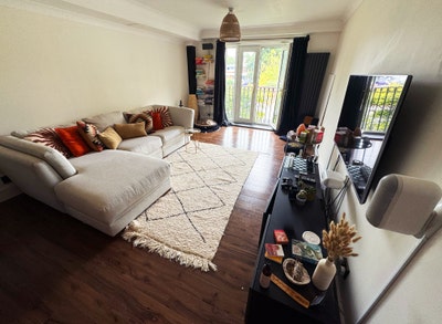 Spacious & Modern Flat near beach & station Main Photo