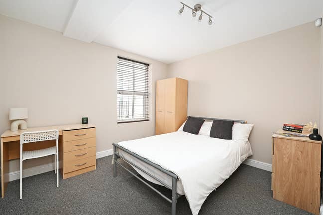 Rooms to let in 6 bed city centre apartment from S Main Photo