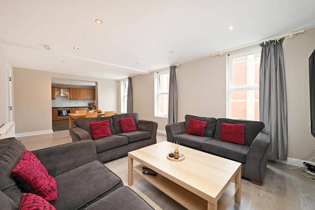 Rooms to let in 6 bed city centre apartment from S Main Photo