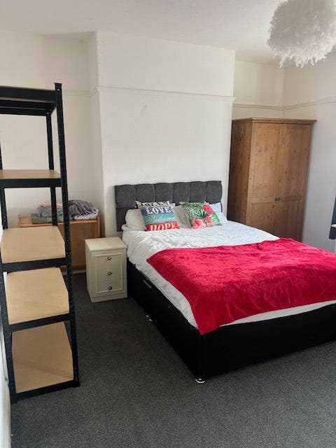 Bilbrough Gardens. Safe warm comfortable room. Main Photo