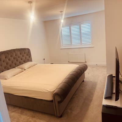 Spacious Double Room in Quiet Professional Home Main Photo