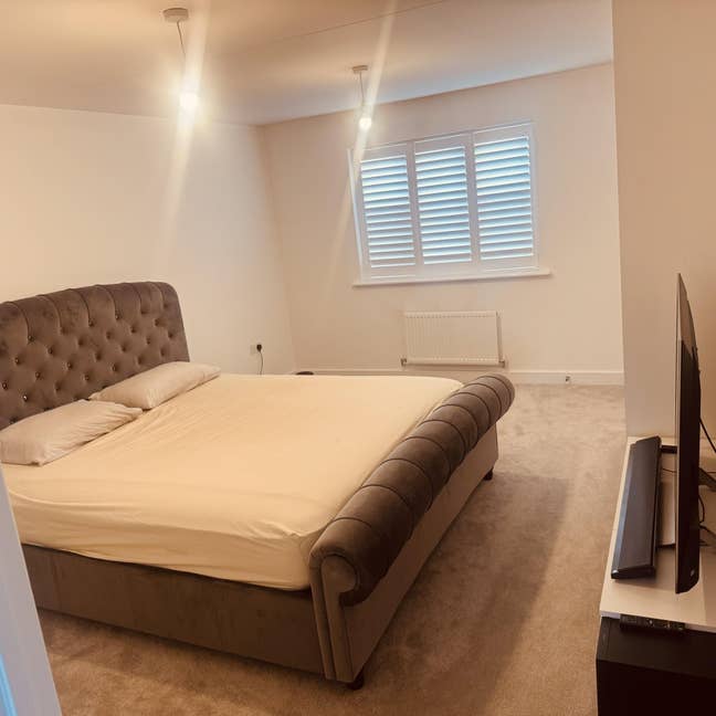 Spacious Double Room in Quiet Professional Home Main Photo