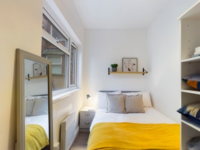 Modern Student Flat - &pound;0 Deposit - Dickenson Rd Main Photo