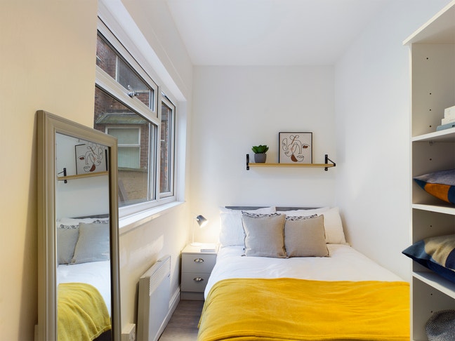 Modern Student Flat - &pound;0 Deposit - Dickenson Rd Main Photo