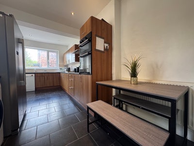 Double room available 📍 All bills included 🏡 Main Photo