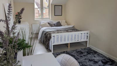 Amazing Double Room near Didcot Train Station Main Photo