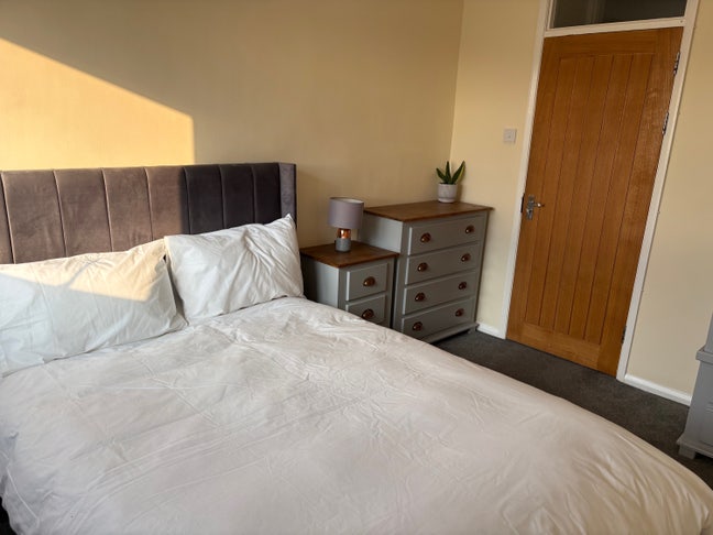 Double Room (single occupancy) close to Tube Main Photo