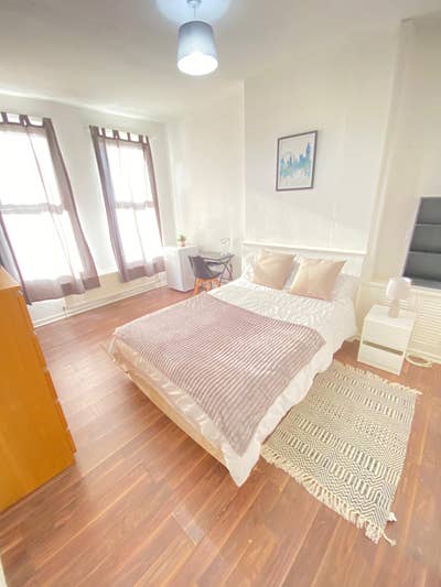 Bright room to let in a House. All biIls included Main Photo