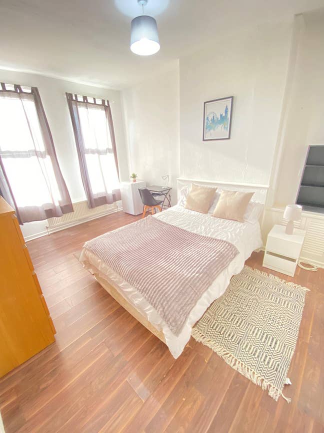 Bright room to let in a House. All biIls included Main Photo