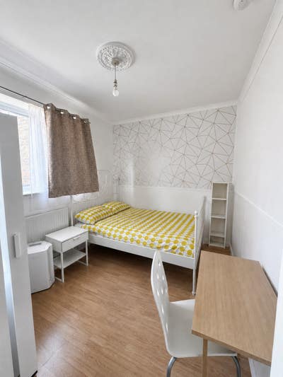  Bright spacious 3 bedroom plus reception  Main Photo