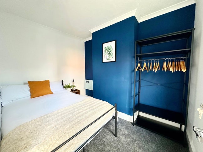 Modern Double Room • 10 min to Tonbridge Station Main Photo