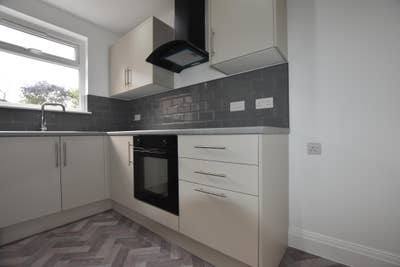 2 Bedroom Flat with Garage Main Photo