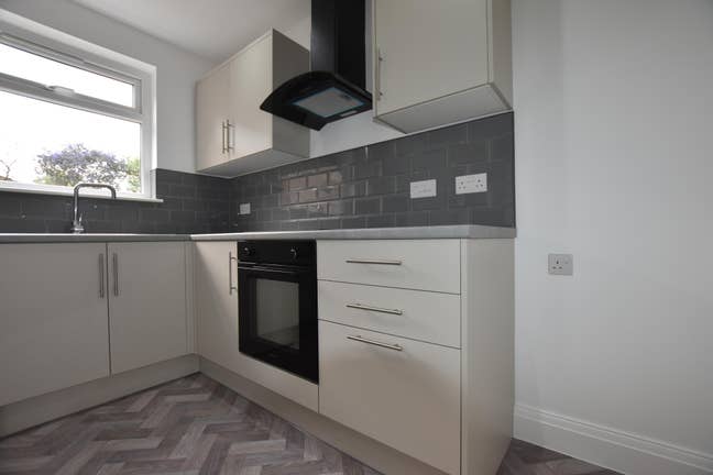 2 Bedroom Flat with Garage Main Photo