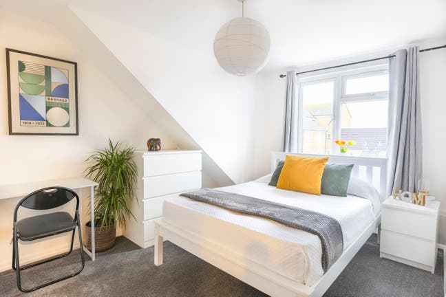 Ensuite and Double Room in TW7 Main Photo