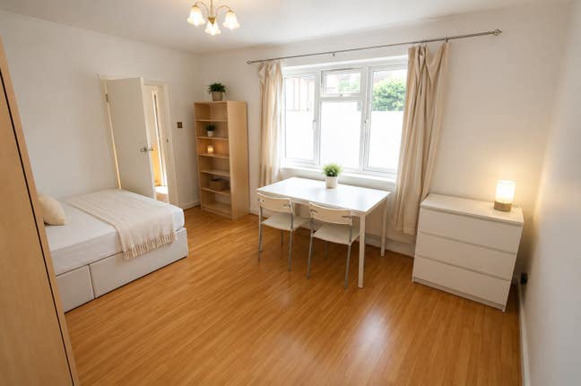 Last Room Near Stratford Station Main Photo