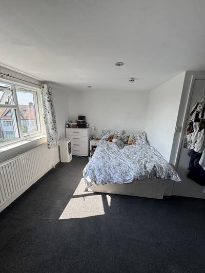 Bright, spacious room available for up to 2 months Main Photo