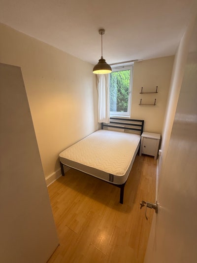 Double Rooms Available in Southfields Main Photo