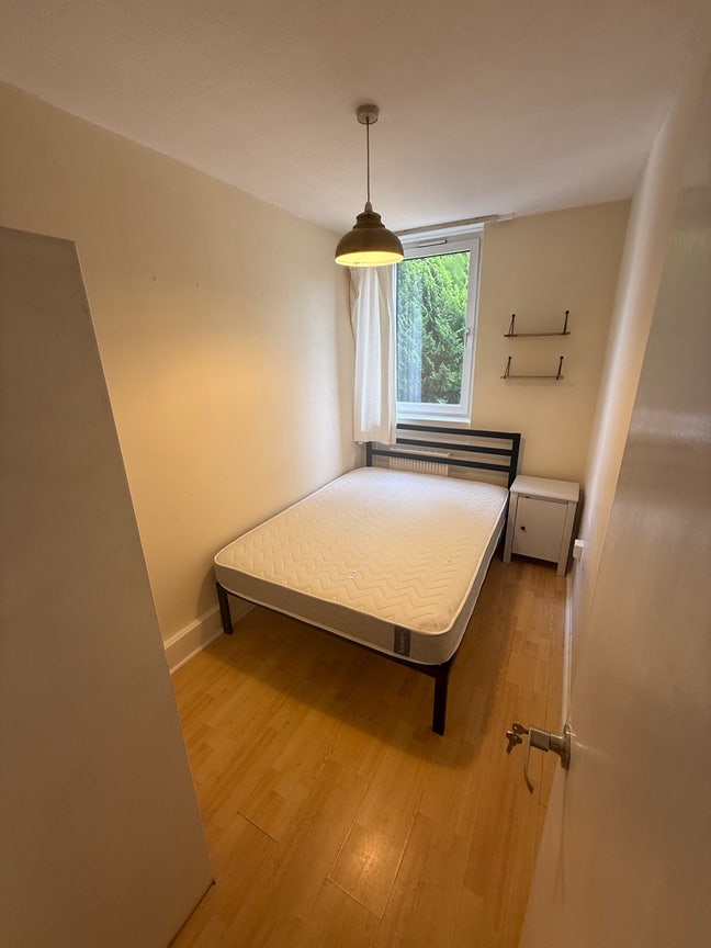 Double Rooms Available in Southfields Main Photo
