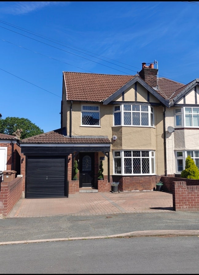Spacious Double in Stylish Semi Detatched house   Main Photo