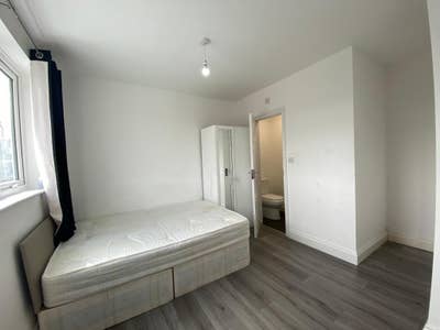 Studio Flat in London, Feltham TW14 9NR Main Photo