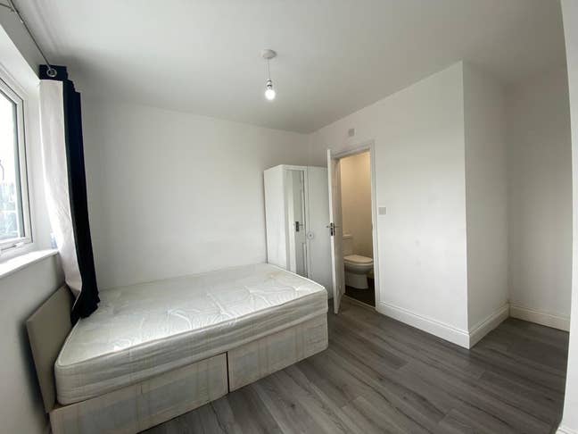 Studio Flat in London, Feltham TW14 9NR Main Photo