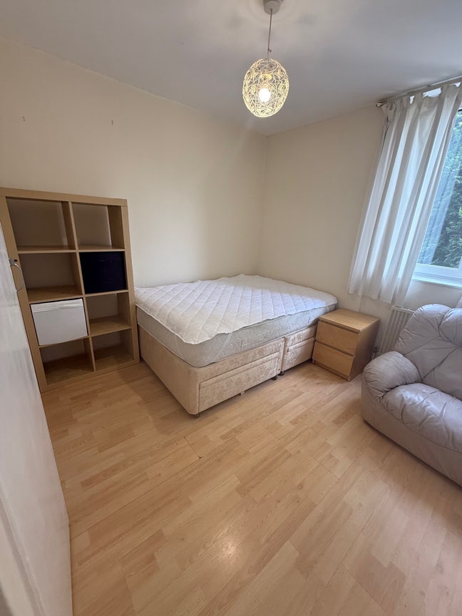 Double Rooms Available in Southfields Main Photo