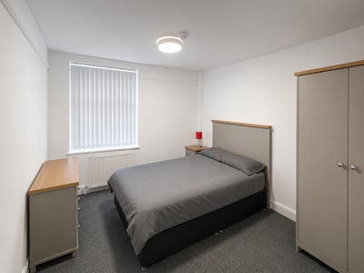 All Inclusive Large Room  Deeside  Main Photo