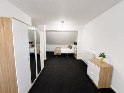 Recently Refurbished Spacious En-Suite Room Main Photo