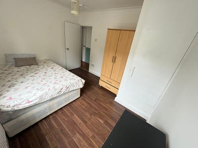 Double Bedroom Located in E14 Main Photo